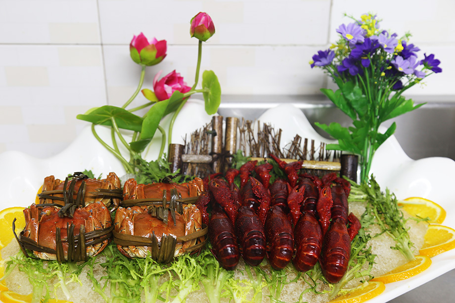 冰镇六月黄拼盱眙龙虾